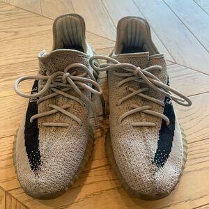 YEEZY BOOST 350 v2 size 10 men’s 
Color taupe